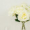 Buquê de rosas artificiais de seda marfim, 43 cm (17 polegadas), 2 arbustos. 7