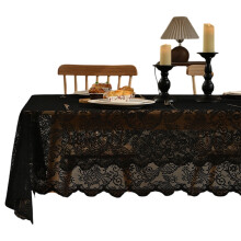 Zacht kanten polyester tafelkleed voor aan tafel en als decoratie.