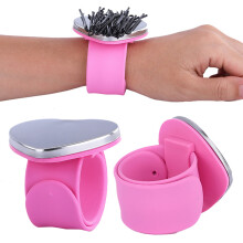 Strap láimhe silicone maighnéadach chun bioráin mhiotail a shealbhú