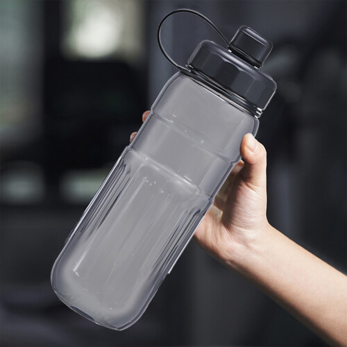 Garrafa de água de plástico cinza, 1 litro, com alça para transporte.