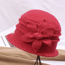 Wollen clochehoed voor dames met bloemenprint en brede rand, vintage stijl.