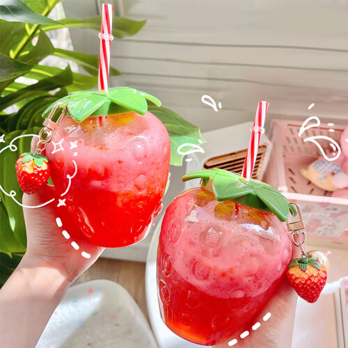 Strawberry-shaped plastic cup with straw16.9oz