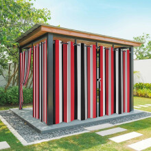 Cortinas externas impermeáveis vermelhas com listras geométricas pretas.