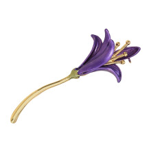 Elegante spilla in metallo a forma di narciso, accessorio di moda sostenibile.