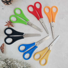 Set di forbici in plastica con punta arrotondata in acciaio inox e righello.