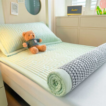 Protège-matelas avec bords renforcés et garnissage en fibres douces