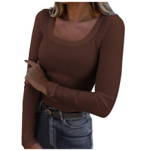 Blusa feminina de manga comprida com gola quadrada e modelagem justa.
