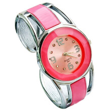 Dameshorloge met rond, analoog quartz uurwerk en armband.