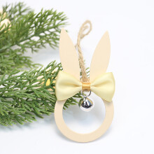 Houten paashaasje met strik en belletje als hangend ornament