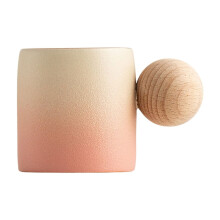 Kleine Keramik-Kaffeetasse mit kugelförmigem Holzgriff