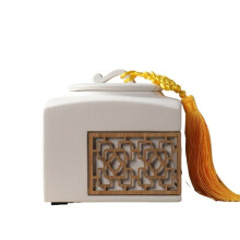 Lata de chá de cerâmica com borla e design vazado.