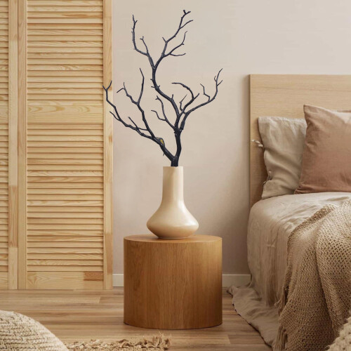 Decoração de Páscoa com galhos e ramos artificiais e ovos.
