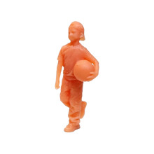 Dioramafigur Miniatyrgutt som holder ball 1/64Umalt