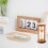 Set rustico in legno con calendario perpetuo e clessidra. 1