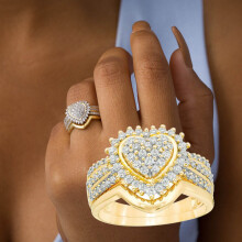 Set di anelli da donna con cuore in oro e zirconi.