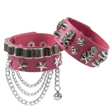 Pulsera tipo brazalete de piel sintética negra con cadena de borla