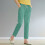 Calça feminina de linho liso, corte reto e com bolsos. 5