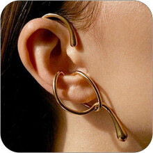 Orecchino a clip rotondo con nodo dorato per donna, senza piercing.