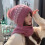 Conjunto feminino de gorro e cachecol de tricô bege com pompom. 4