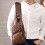 Bolsa transversal masculina em couro com carregamento USB e múltiplos compartimentos. 2
