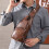 Bolsa transversal masculina em couro com carregamento USB e múltiplos compartimentos. 3