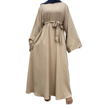 Türkisches Damenkleid mit Perlenstickerei und schwerem Stoff