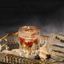 Vela perfumada de cera en gel con auténticas escamas de rosa y oro.