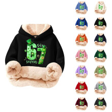 Sweat à capuche imprimé multicolore pour garçon, en tissu doux.