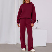 Conjunto feminino casual de duas peças com capuz e calça pantalona na cor vinho.