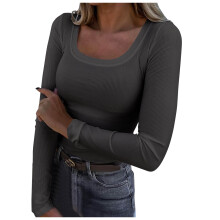 Blusa feminina de manga comprida com decote quadrado e malha canelada, modelagem justa.
