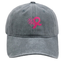 Pet met roze lint en geborduurde baseballprint van denim ter ondersteuning van kankerbewustzijn.