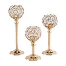 Candelabro alto in metallo dorato con cristalli, centrotavola votivo