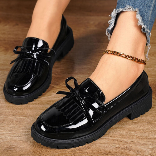 Mocassins femininos com laço e plataforma, pretos.