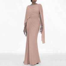 Vestido largo ajustado color beige para mujer con mangas tipo capa.