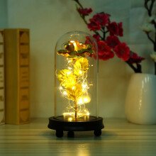 LED lampa s umelou ružou v zlatej farbe so sklenenou kupolou