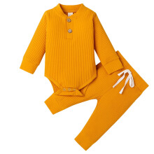 Conjunto de body y pantalón de pana con botones para bebé niño, color amarillo.