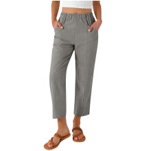 Calça feminina cropped cinza com cintura elástica, comprimento até o tornozelo e bolsos. Confeccionada em poliéster leve e respirável, ideal