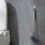 Cepillo de baño Aoujea con mango largo y soporte de pared. 1