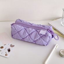 Estuche grande para lápices de colores con cremallera.