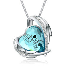 Collana a forma di cuore con urna cineraria e pietra portafortuna.