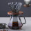 Cafetera de vidrio gris a rayas con base de madera. 4