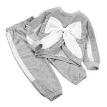 Mädchen-Set aus langärmeligem Sweatshirt mit Schleife und einfarbiger Hose