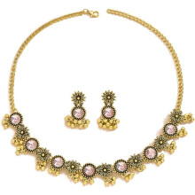 Sieradenset met madeliefjes, kwastjesoorbellen en choker.