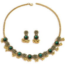Set di gioielli vintage con margherite, orecchini con nappe in cristallo austriaco.