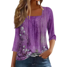 Blusa túnica feminina roxa com estampa floral, decote quadrado e mangas 3/4.