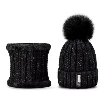 Conjunto de cachecol e gorro de inverno feminino com pompons