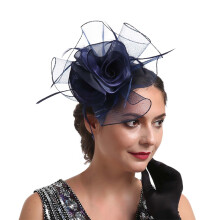 Pinza para el cabello de novia con velo y detalles de plumas.