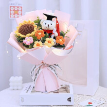 Conjunto de presente com buquê de flores de tricô e urso de formatura