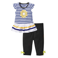 Meisjes set bestaande uit een topje met bloemenprint en ruches en een effen broek in blauw (maat 5-6).