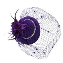 Chapeau de mariée vintage orné d'un voile et de plumes